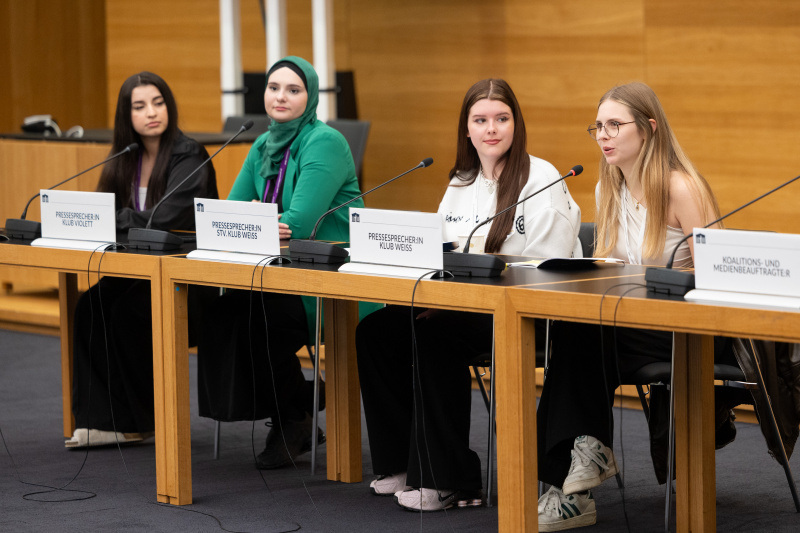 Pressekonferenz mit Veranstaltungteilnehmer:innen