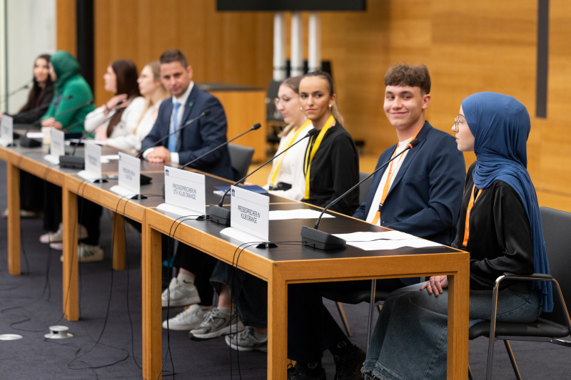 Pressekonferenz mit Veranstaltungteilnehmer:innen