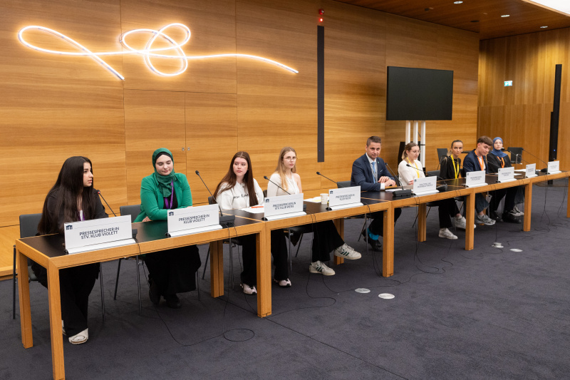 Pressekonferenz mit Veranstaltungteilnehmer:innen