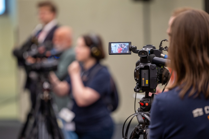 Pressekonferenz mit Veranstaltungteilnehmer:innen