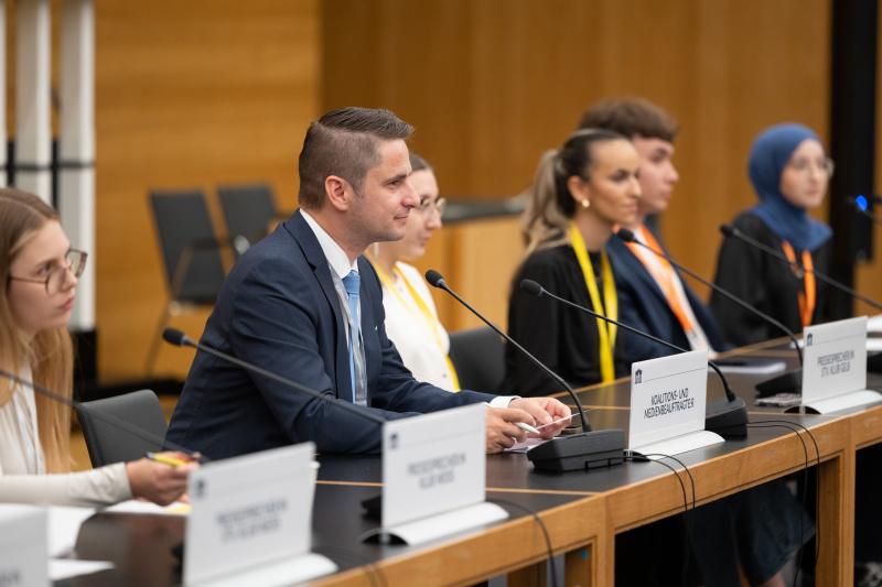 Pressekonferenz mit Veranstaltungteilnehmer:innen