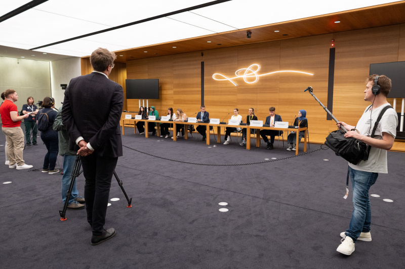 Pressekonferenz mit Veranstaltungteilnehmer:innen