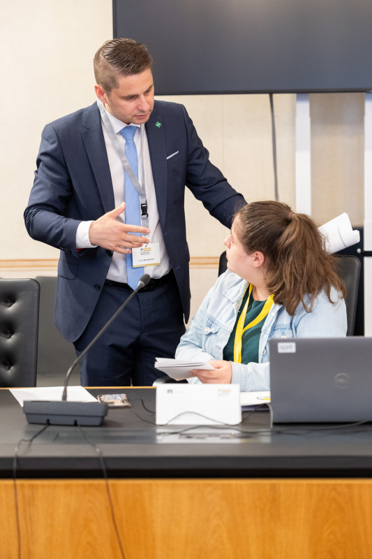 Lehrlingsparlament: Klubsitzung. Nationalratsabgeordneter Lukas Brandweiner (ÖVP) (links) mit Lehrlingen