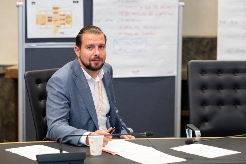 Lehrlingsparlament: Klubsitzung. Nationalratsabgeordneter Roland Baumann (SPÖ)