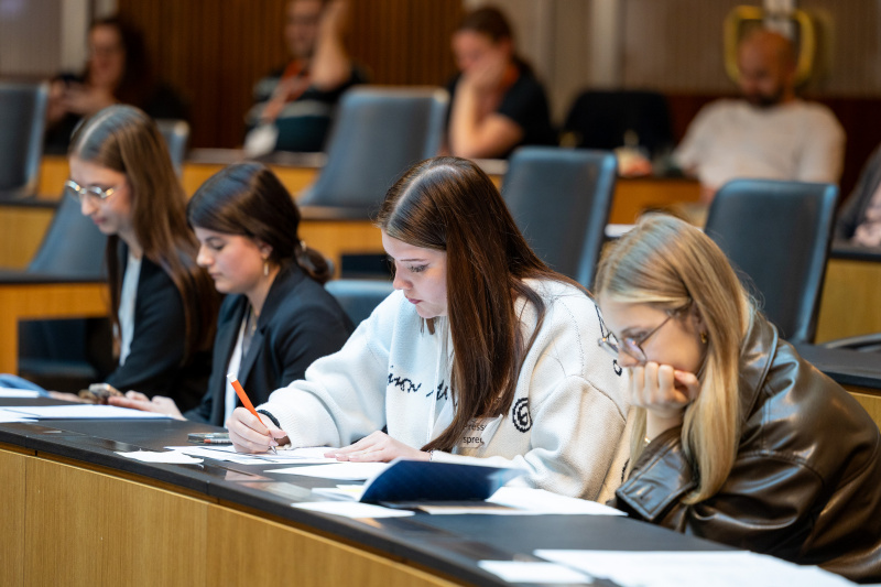 Klubsitzung mit Veranstaltungteilnehmer:innen