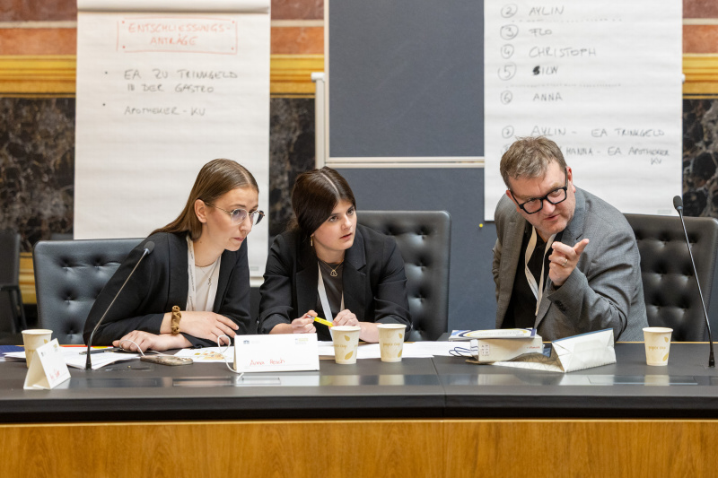 Lehrlingsparlament: Klubsitzung. Nationalratsabgeordneter Markus Koza (GRÜNE) (rechts) mit Lehrlingen