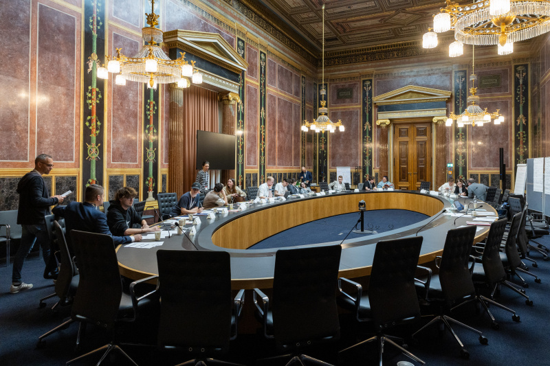 Klubsitzung mit Veranstaltungteilnehmer:innen