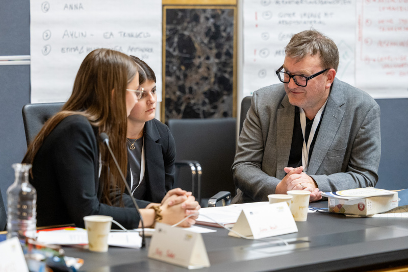 Lehrlingsparlament: Klubsitzung. Nationalratsabgeordneter Markus Koza (GRÜNE) (rechts) mit Lehrlingen