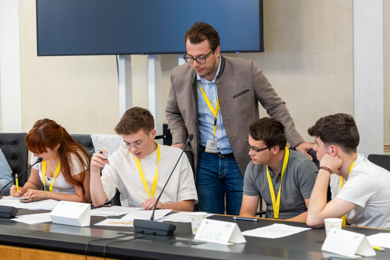 Lehrlingsparlament: Klubsitzung. Nationalratsabgeordneter Maximilian Weinzierl (FPÖ) (Mitte) mit Lehrlingen