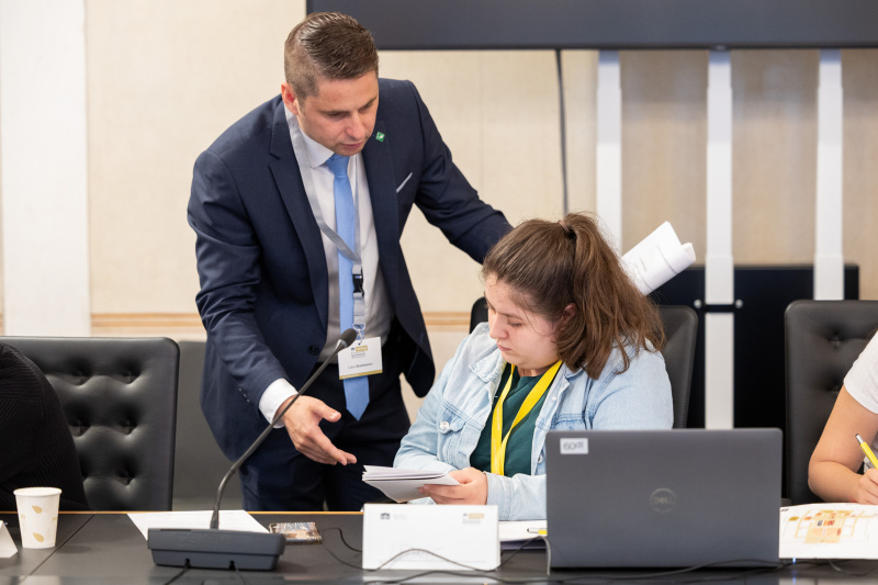 Lehrlingsparlament: Klubsitzung. Nationalratsabgeordneter Lukas Brandweiner (ÖVP) (links) mit Lehrlingen