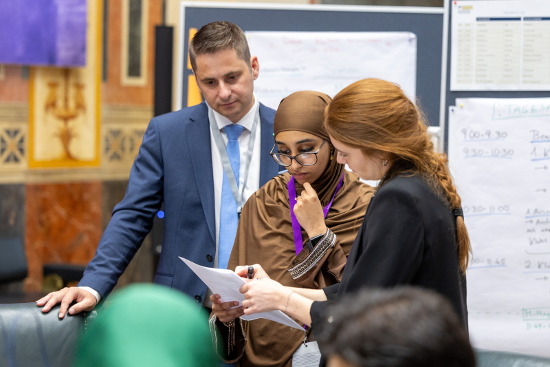 Lehrlingsparlament: Klubsitzung. Nationalratsabgeordneter Lukas Brandweiner (ÖVP) (links)