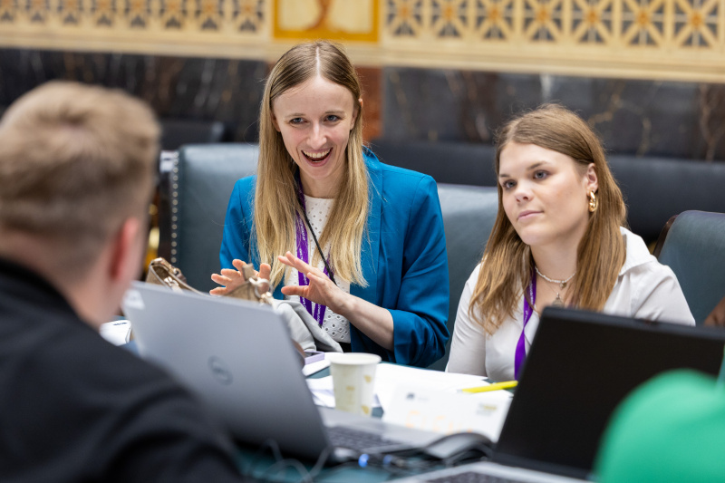 Lehrlingsparlament: Klubsitzung. Nationalratsabgeordnete Ines Holzegger (NEOS) (Mitte) mit Lehrlingen