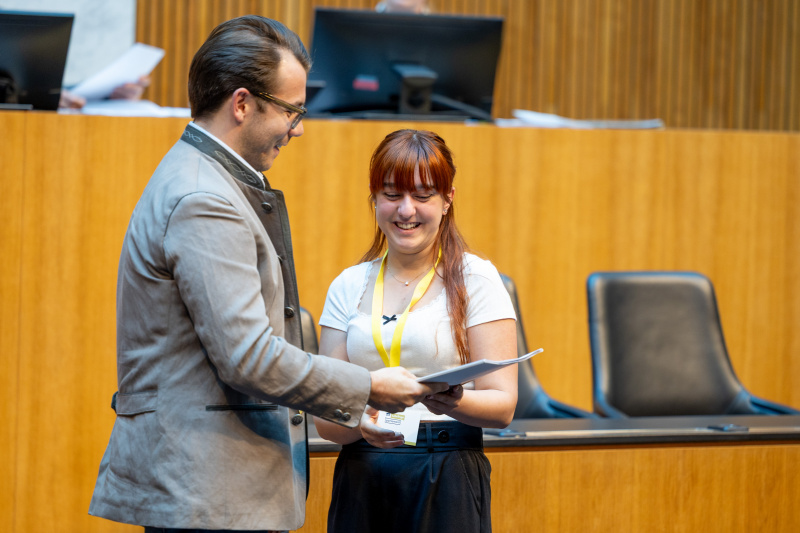 Nationalratsabgeordneter Maximilian Weinzierl (FPÖ) (links) bekommt von einem Lehrling das Positionspapier überreicht