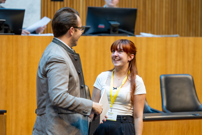 Nationalratsabgeordneter Maximilian Weinzierl (FPÖ) (links) bekommt von einem Lehrling das Positionspapier überreicht