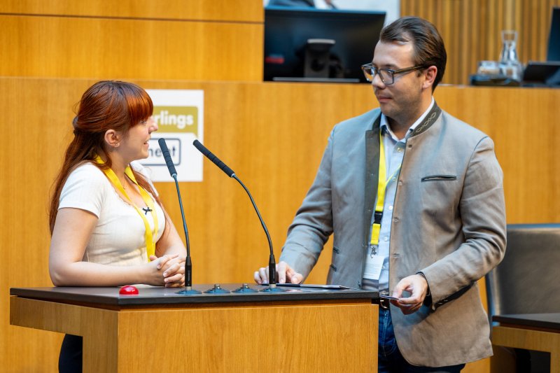 Nationalratsabgeordneter Maximilian Weinzierl (FPÖ) (rechts) bekommt von einem Lehrling das Positionspapier überreicht