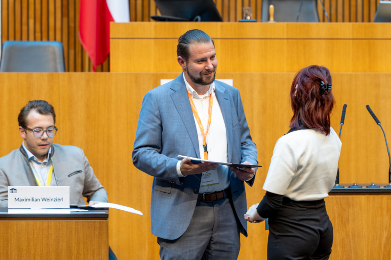 Nationalratsabgeordneter Roland Baumann (SPÖ) (Mitte) bekommt von einem Lehrling das Positionspapier überreicht