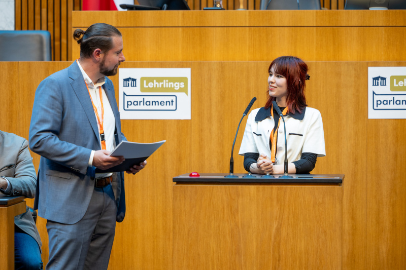 Nationalratsabgeordneter Roland Baumann (SPÖ) (links) bekommt von einem Lehrling das Positionspapier überreicht
