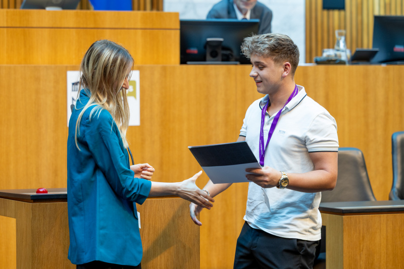 Nationalratsabgeordnete Ines Holzegger (NEOS) (links) bekommt von einem Lehrling das Positionspapier überreicht
