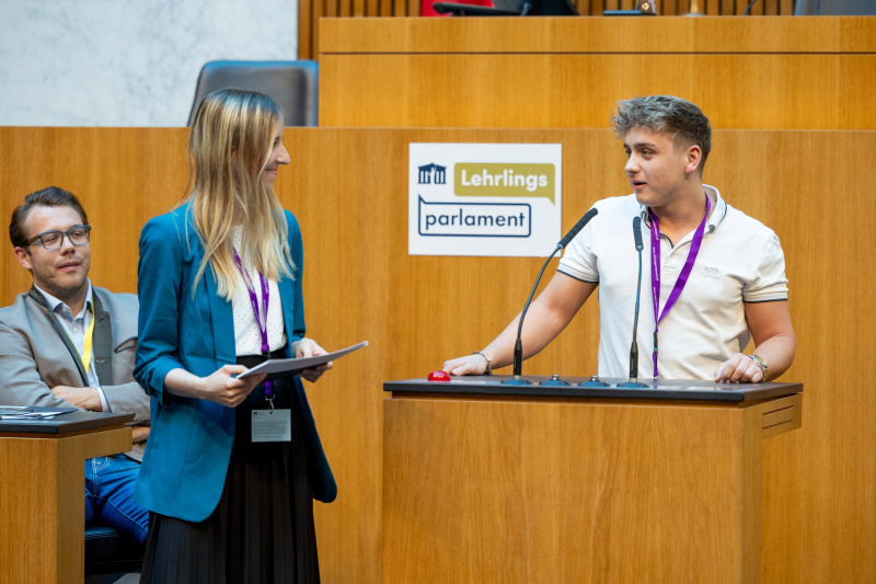 Nationalratsabgeordnete Ines Holzegger (NEOS) (links) bekommt von einem Lehrling das Positionspapier überreicht