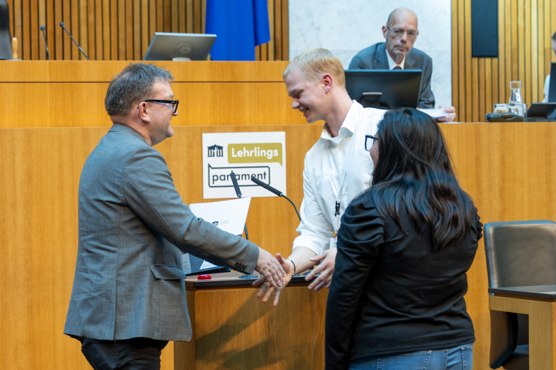 Nationalratsabgeordneter Markus Koza (GRÜNE) (links) bekommt von Lehrlingen das Positionspapier überreicht