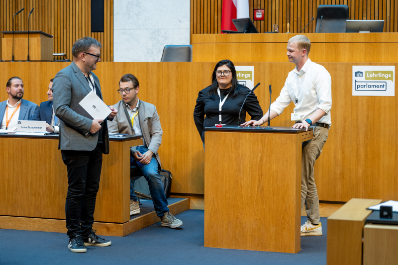 Nationalratsabgeordneter Markus Koza (GRÜNE) (links) bekommt von Lehrlingen das Positionspapier überreicht