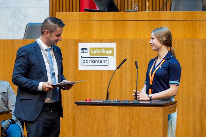 Nationalratsabgeordneter Lukas Brandweiner (ÖVP) (links) bekommt von einem Lehrling das Positionspapier überreicht