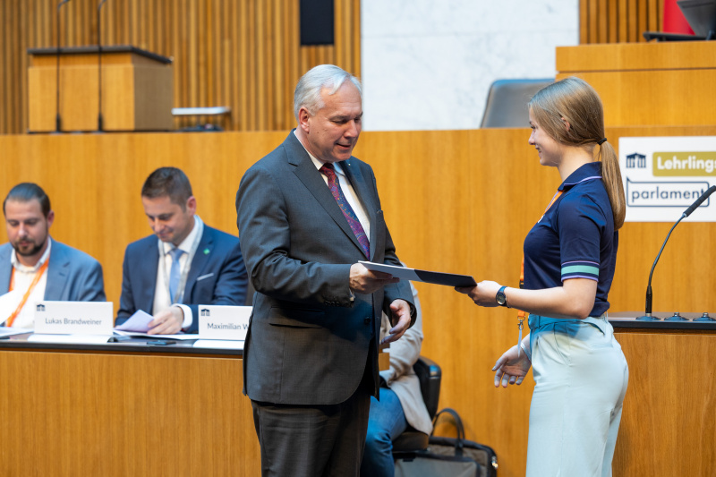 Nationalratspräsident Walter Rosenkranz (FPÖ) (links) bekommt von einem Lehrling das Positionspapier überreicht