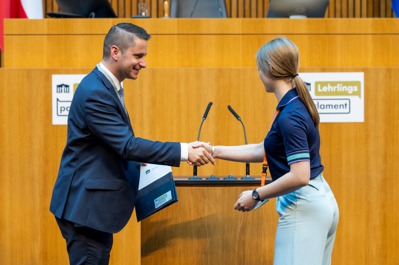 Nationalratsabgeordneter Lukas Brandweiner (ÖVP) (links) bekommt von einem Lehrling das Positionspapier überreicht