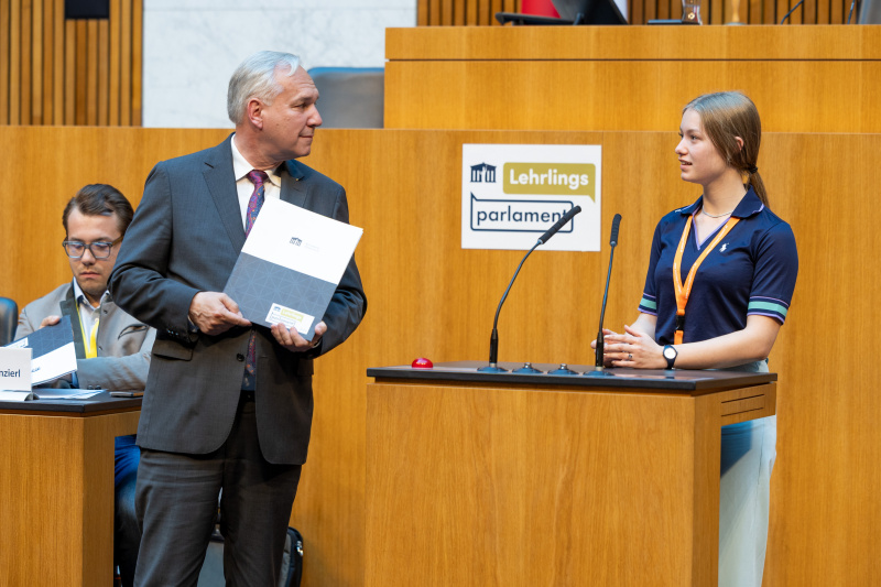 Nationalratspräsident Walter Rosenkranz (FPÖ) (links) bekommt von einem Lehrling das Positionspapier überreicht