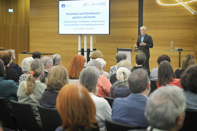 Eröffnungsworte. Parlamentsdirektor Harald Dossi