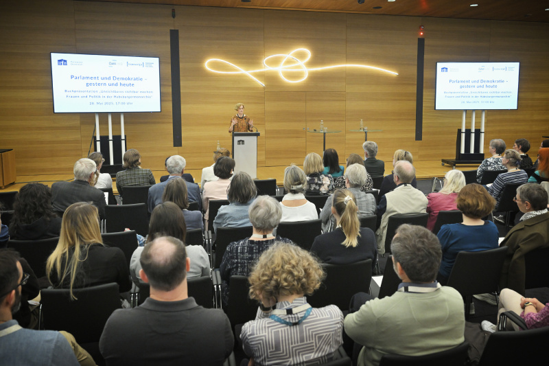 Grußworte. Katrin Keller. Blick Richtung Veranstaltungsteilnehmer:innen