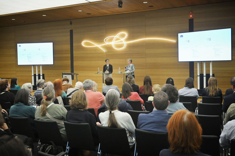 Einführung in das Thema. Von links: Waltraud Schütz, Barbara Haider-Wilson