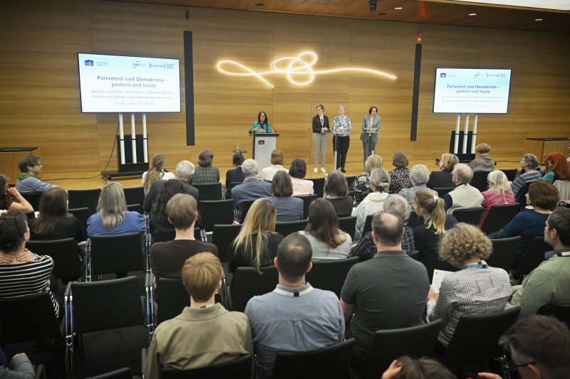 Von links: Gabriella Hauch, Waltraud Schütz, Barbara Haider-Wilson, Karin Schneider. Blick Richtung Veranstaltungsteilnehmer:innen