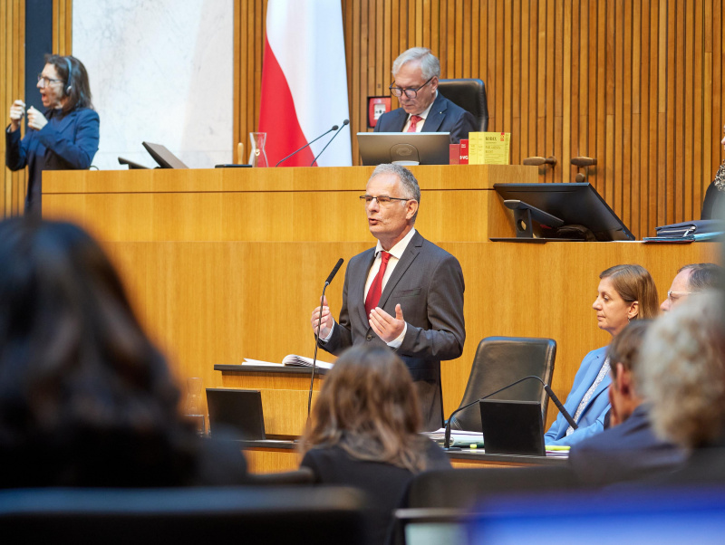 Regierungsbank. Stellungnahme Finanzminister Markus Marterbauer (SPÖ)