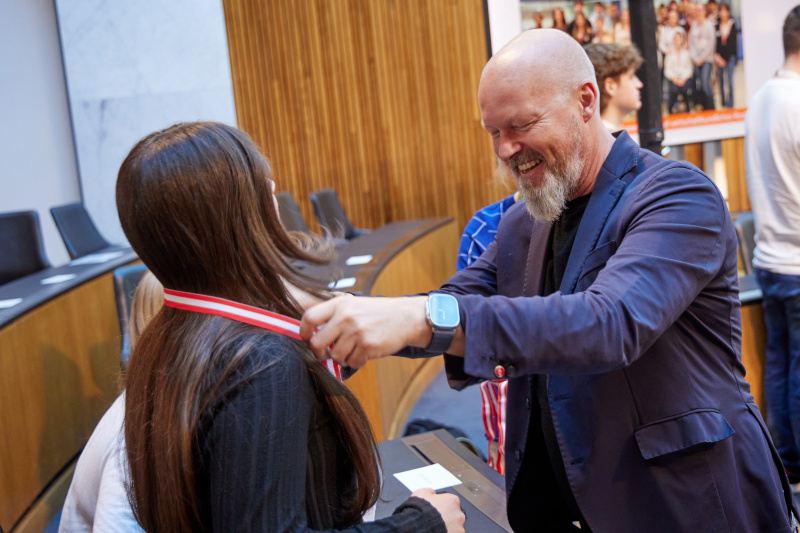Medaillenüberreichung durch Mandatar:innen. Bundesrat Marco Schreuder (GRÜNE)