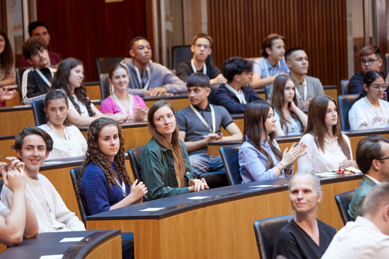 Blick Richtung Veranstaltungsteilnehmer:innen