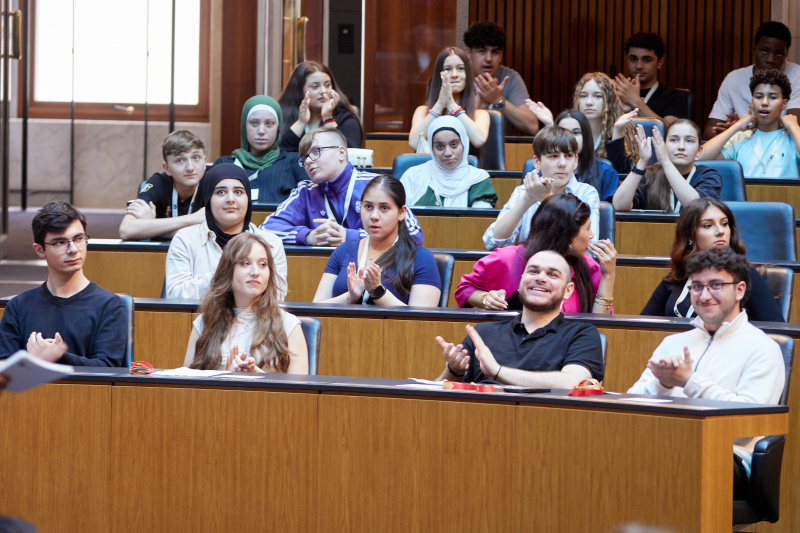 Blick Richtung Veranstaltungsteilnehmer:innen