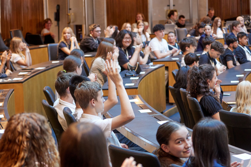 Blick Richtung Veranstaltungsteilnehmer:innen