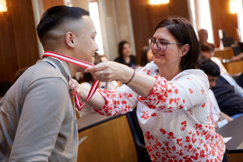 Medaillenüberreichung durch Mandatar:innen. Bundesrätin Manuela-Anna Sumah-Vospernik (NEOS)