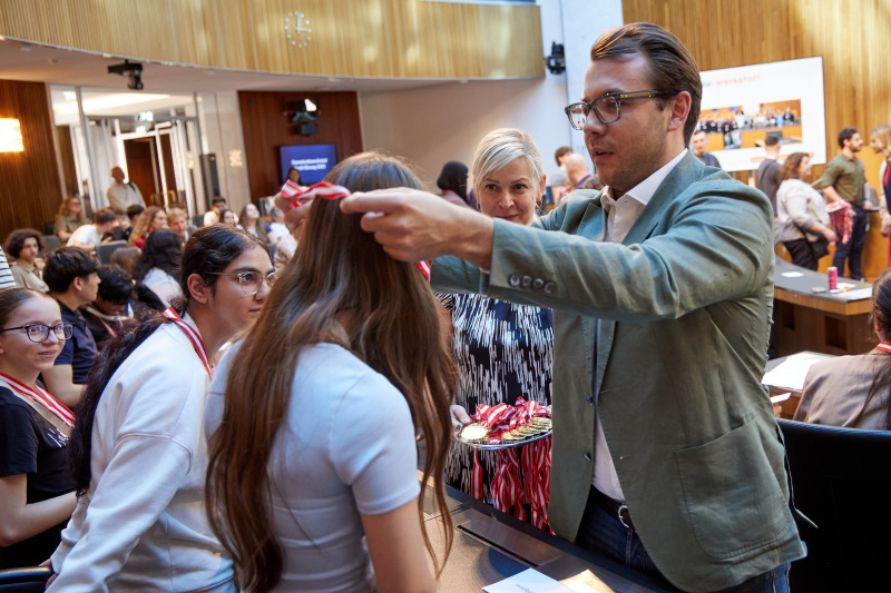 Medaillenüberreichung durch Mandatar:innen. Nationalratsabgeordneter Maximilian Weinzierl (FPÖ)