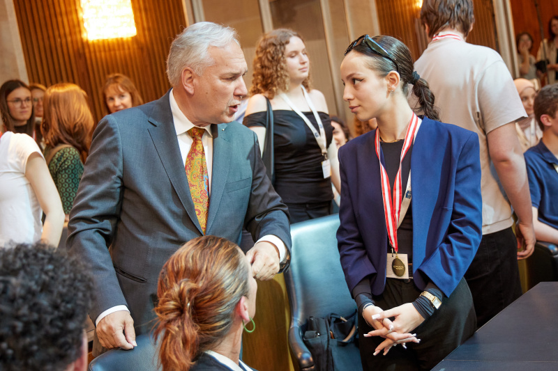 Medaillenüberreichung durch Mandatar:innen. Nationalratspräsident Walter Rosenkranz (FPÖ)