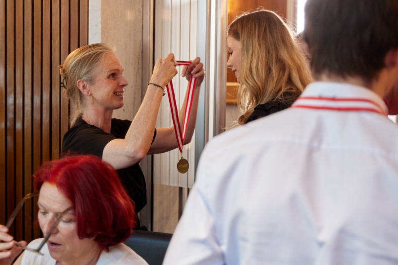 Medaillenüberreichung durch Mandatar:innen. Bundesrätin Daniela Gruber-Pruner (SPÖ)