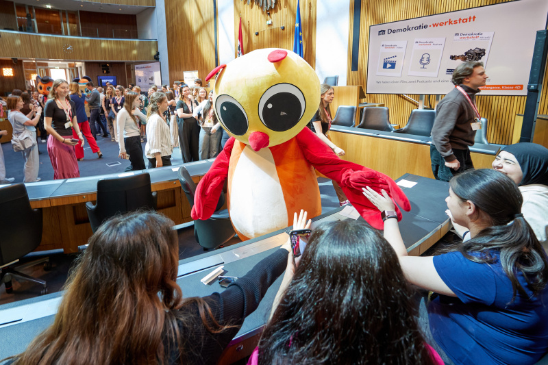 Maskottchen mit Demokratiewerkstatt-Profis