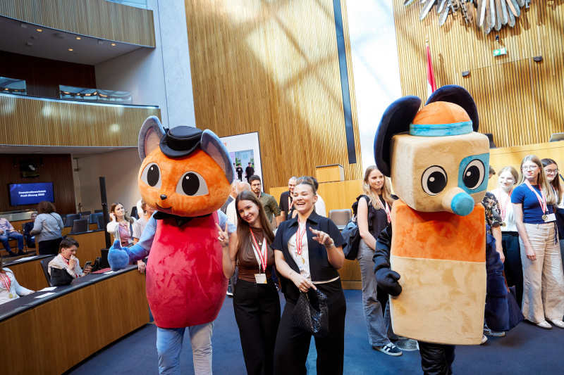 Maskottchen mit Demokratiewerkstatt-Profis
