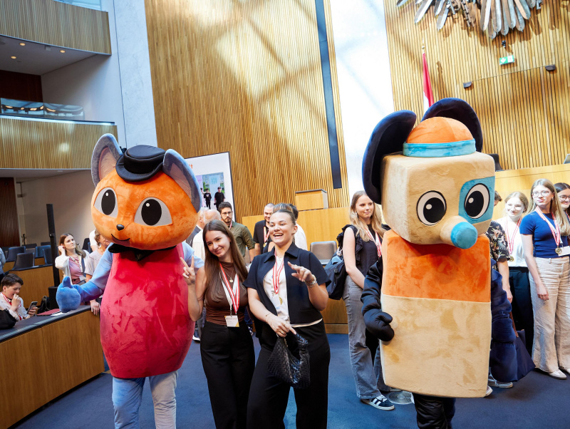 Maskottchen mit Demokratiewerkstatt Profis