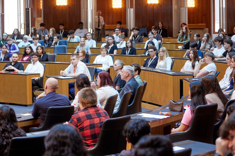 Blick Richtung Veranstaltungsteilnehmer:innen