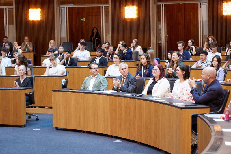 Blick Richtung Veranstaltungsteilnehmer:innen