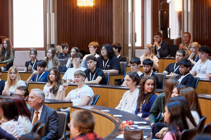 Blick Richtung Veranstaltungsteilnehmer:innen