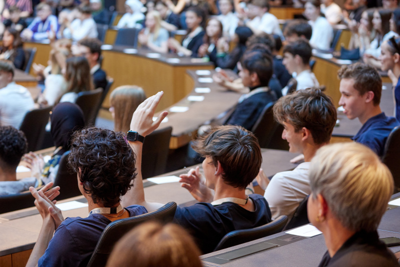 Blick Richtung Veranstaltungsteilnehmer:innen