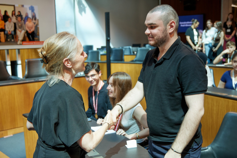 Medaillenüberreichung durch Mandatar:innen. Bundesrätin Daniela Gruber-Pruner (SPÖ)